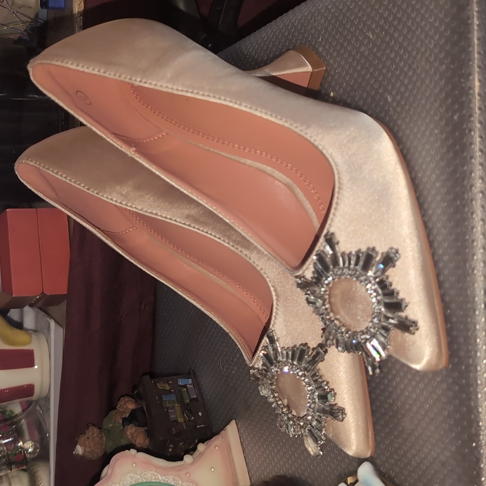 AVAILABLE - Source Unknown Wedding/Formal shoes.  Size 6 -6.5